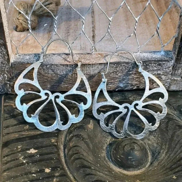 Abstract Lotus Flower Elegant Silver Brushed Steel Filigree Cutout Earrings - Picture 5 of 8